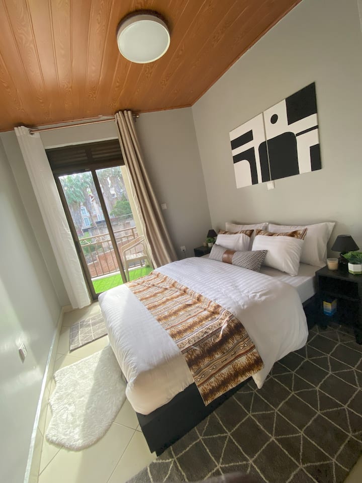 Glavna spavaća soba s balkonom s kojeg se pruža nevjerojatan pogled na park za golf. Mirna, privlačna, domaća spavaća soba