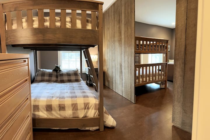 Chambre superposée divisée pour plus d'intimité et de confort.