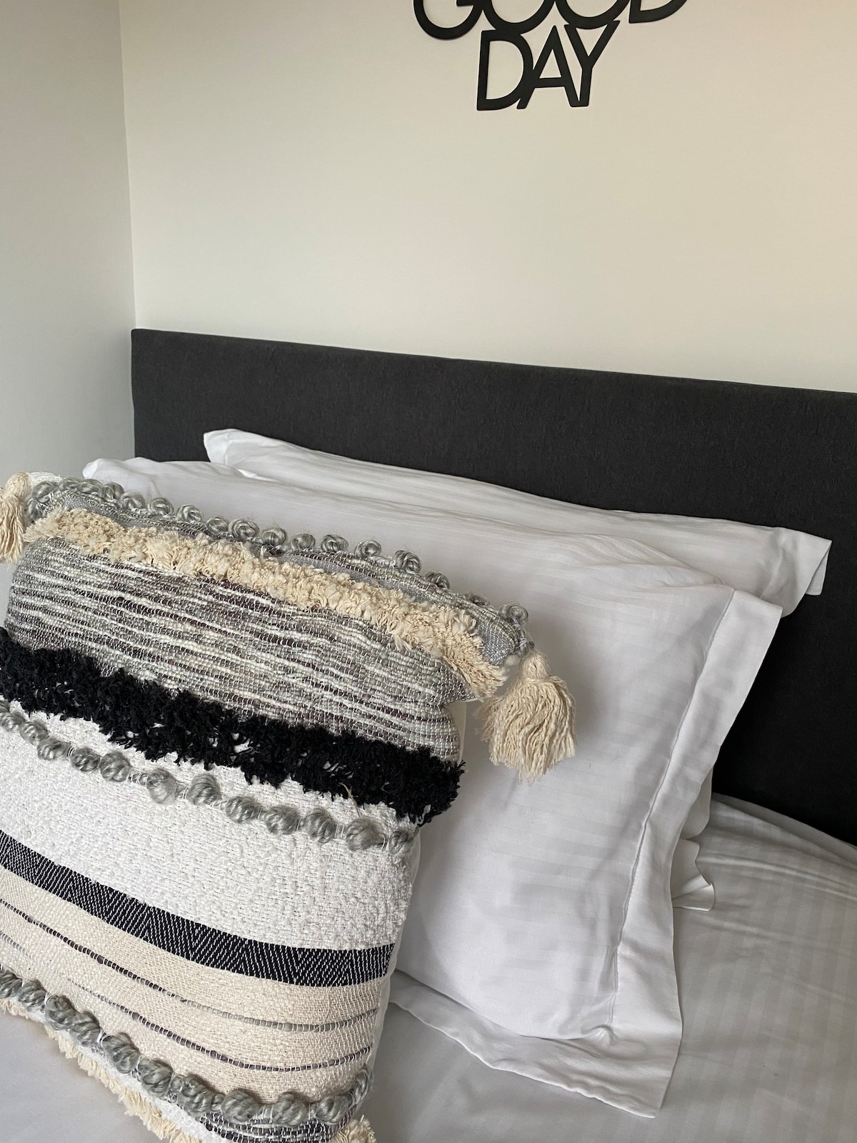 Мал брачен кревет (широк 150-179 см) во втората спална соба