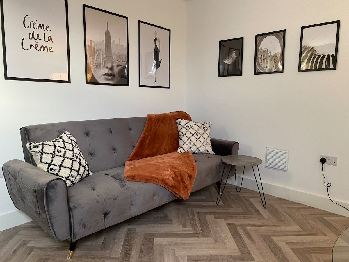 Голем кауч кој се склопува во кауч на спуштање за едно лице