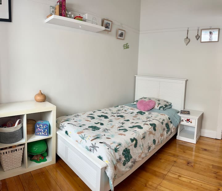 Მე-3 საძინებელში დგას ერთადგილიანი საწოლი.

3-ვე საძინებელს აქვს ჩაშენებული კარადები და აღჭურვილია ხარისხიანი თეთრეულით.


Ed