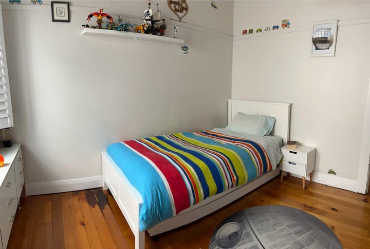 Მე-2 საძინებელში დგას ერთადგილიანი საწოლი, რომელზეც გამოსაწევი ტრიუკია.