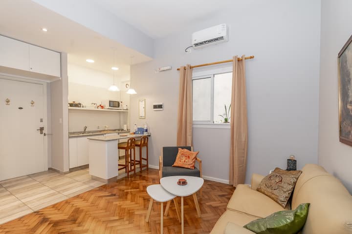 El  lugar cuenta con aire acondicionado para asegurar un ambiente acorde a tu comodidad.
Muebles con estilo y hechos a medida.