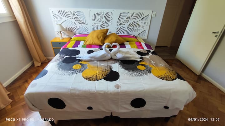 “✨ En nuestro acogedor apartamento, no solo disfrutarás de comodidad y estilo, sino que también te sorprenderemos con toallas decoradas de forma especial, pensadas solo para ti. Un pequeño detalle que hace la diferencia en tu estancia. 