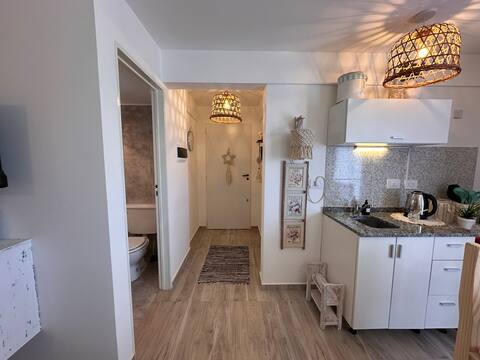 MB located in Banfield. monoamb con balcon para 4.