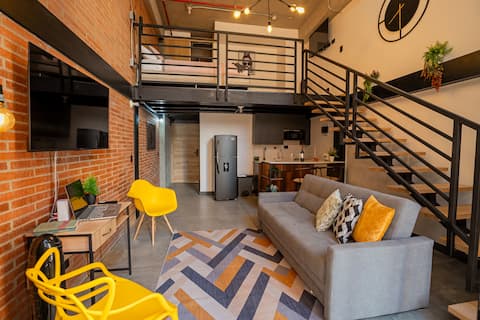 Top Airbnb: Duplex loft in Medellín with Wifi, 500, king-size bed, gym, A/C in La Candelaria