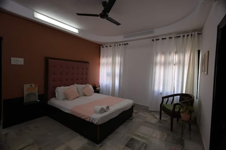 Habitación 3
Villa con sol.♧
Baño ♡adjunto con geyzer
♡Acogedor rincón
♡WiFi.
Habitación♡ adjunta para un niño con cama individual disponible.