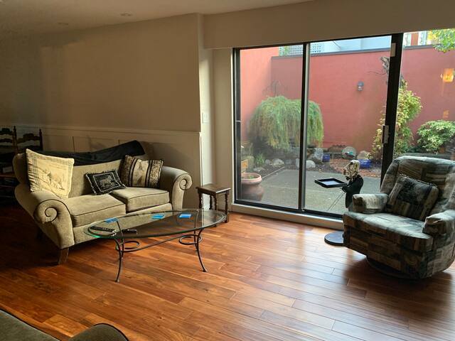 Welcome to my home! Enjoy Kitsilano & Vancouver gallery image 3