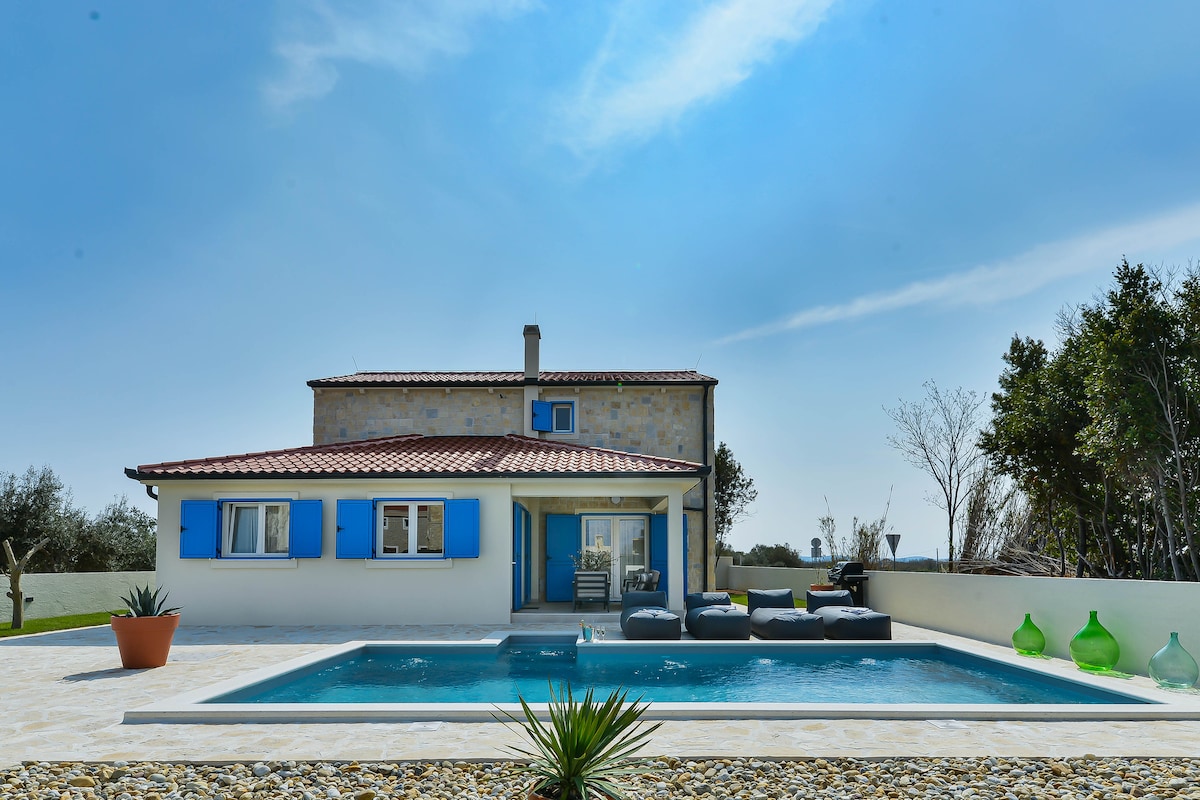 Villa Jolie - Stanko Kršlović · Beautiful villa with a pool, near sandy beach