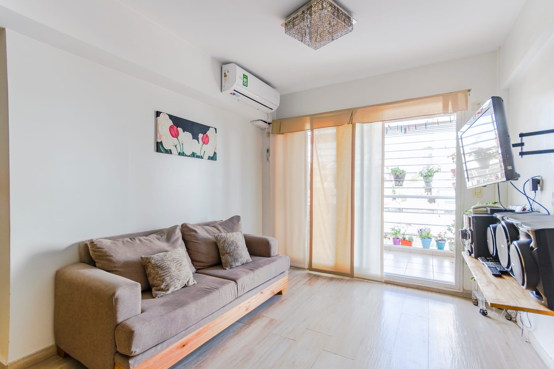 Room with en-suite bathroom in Villa Crespo apartment with pool and A/C