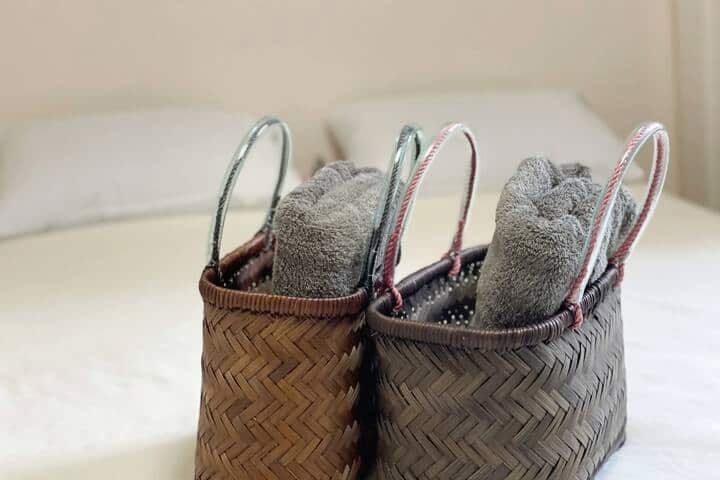 Équipements complets pour les sources chaudes/serviettes/savon pour le corps rincer le shampoing.
Nous fournissons un panier et des serviettes pour profiter des sources chaudes.