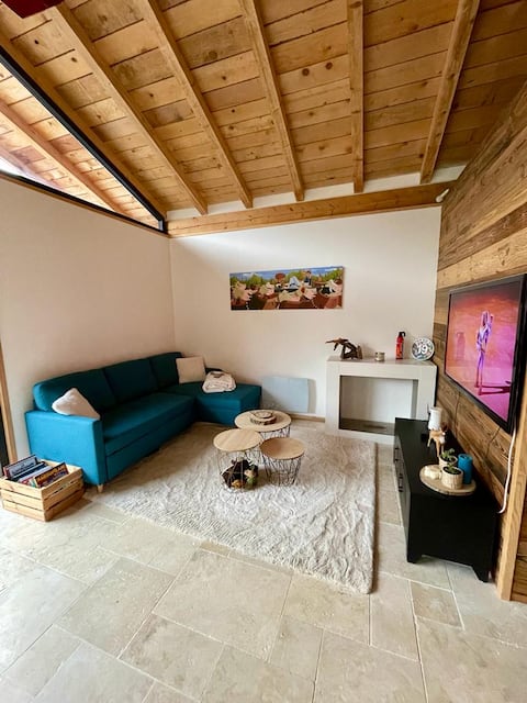 Top performing Airbnb: Small cottage with hot tub in Morzine