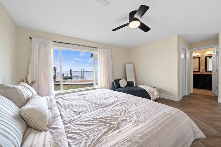 ¡Dormitorio principal con vistas al agua desde la cama! ¡Baño principal privado remodelado en la habitación! 