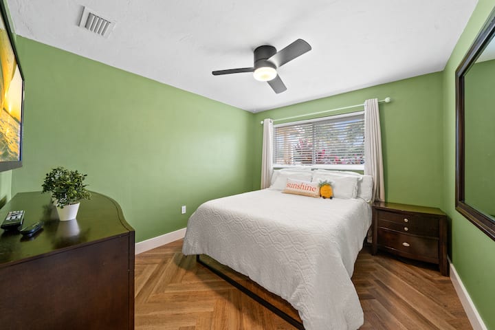 Dormitorio 3 con cama tamaño queen, TV inteligente de pantalla plana montada con un montón de almacenamiento de ropa disponible. 