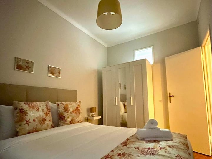 شقق تأجير سياحية في غرفة النوم الرئيسية،

تم تجديدها بالكامل، ومفروشة، ومجهزة بجودة لك ولعائلتك.