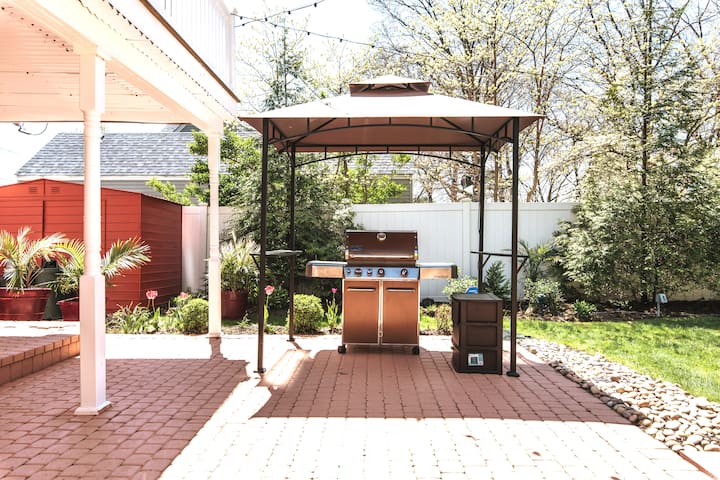 2bd/room, hot tub,washer/dryer, fenced backyard