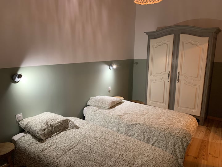 Спална соба со 2 x 1 седишта, може да се доближи