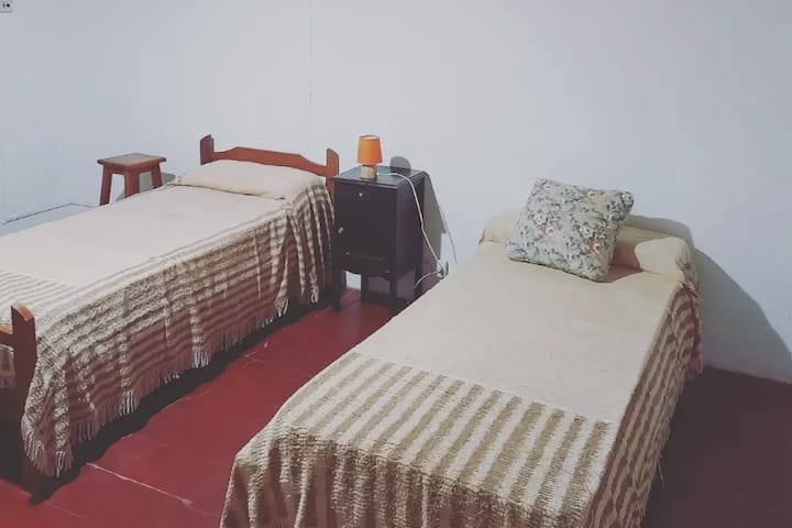 Მეორე საძინებელი 2 ერთადგილიანი საწოლითა და გასაშლელი დივნით.