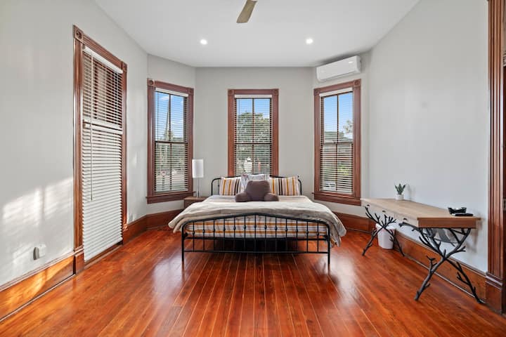 Një krevat tjetër dopio "king" me hapësirë për tavolinën e punës dhe televizorin tënd inteligjent! 