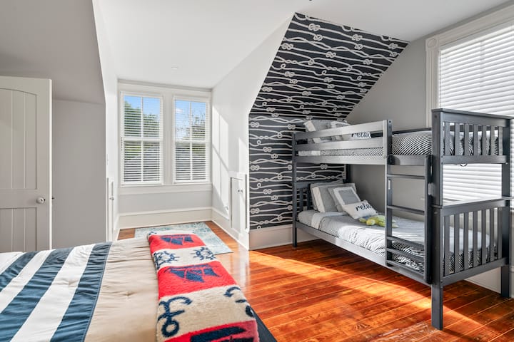 Dhomë fjetjeje me një krevat dopio dhe një krevat dopio. Ka banjë më vete! Ka mini-splitin e vet për të kontrolluar mjedisin tënd. 