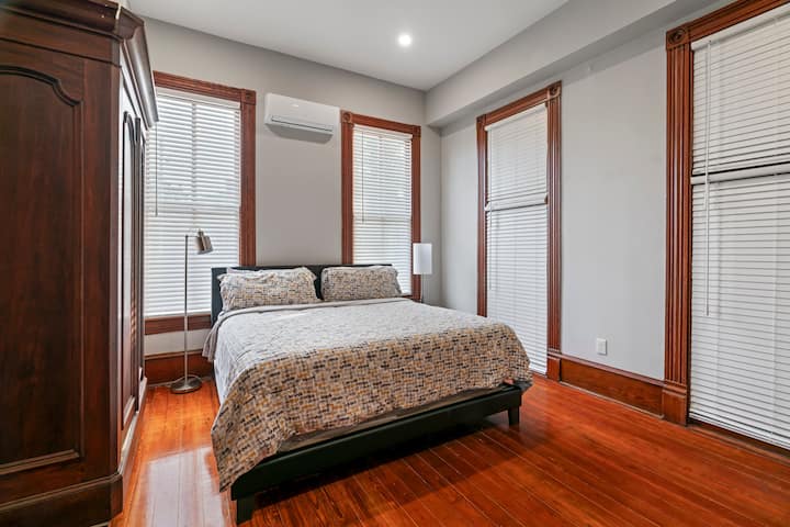 Një dhomë gjumi "king" me mini-ndarjen e vet për të kontrolluar mjedisin tënd!