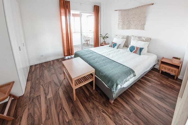 Grande camera con letto super king size (1,80 m x 2 m) e molta luce naturale