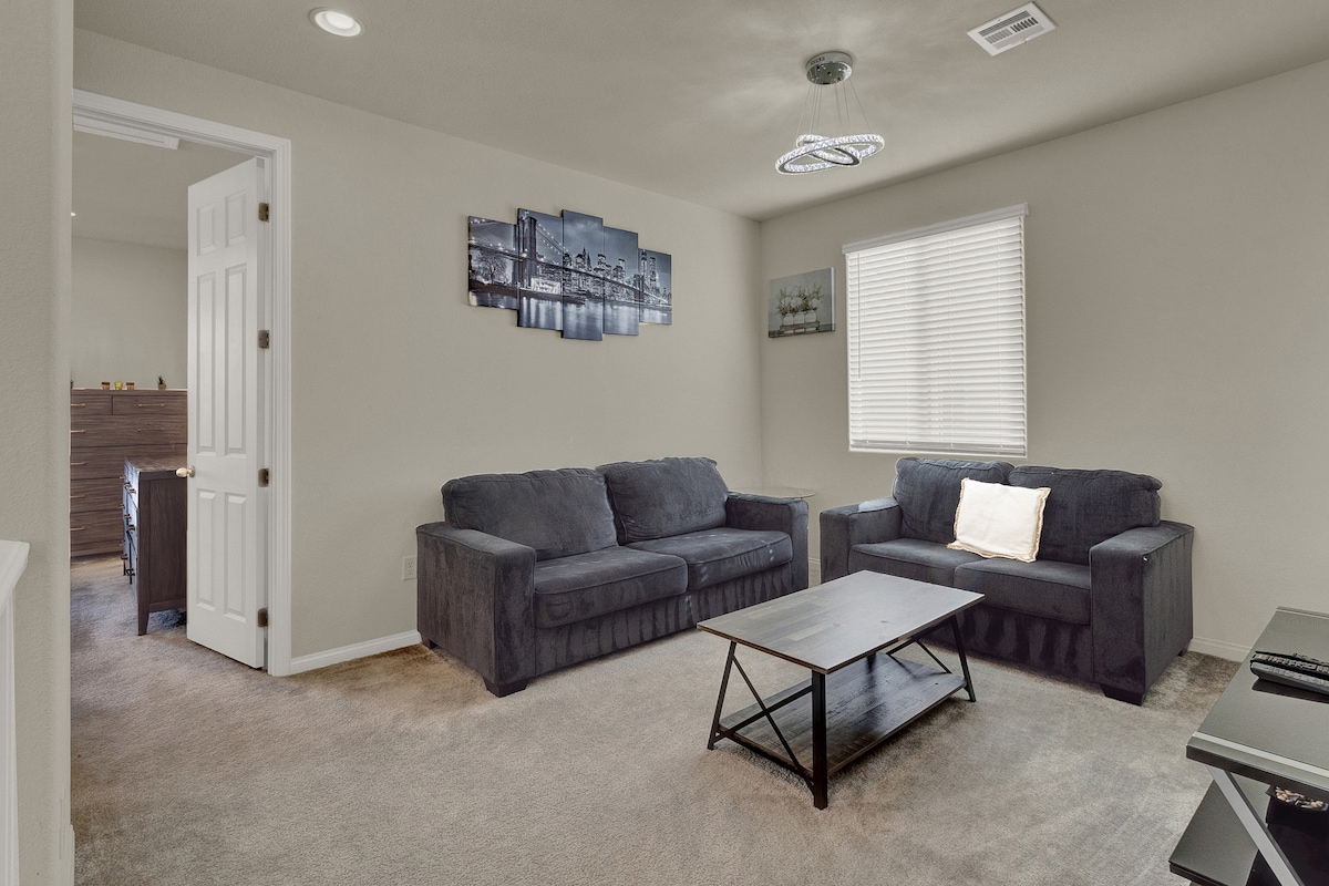 אזור מגורים מואר ומרווח.