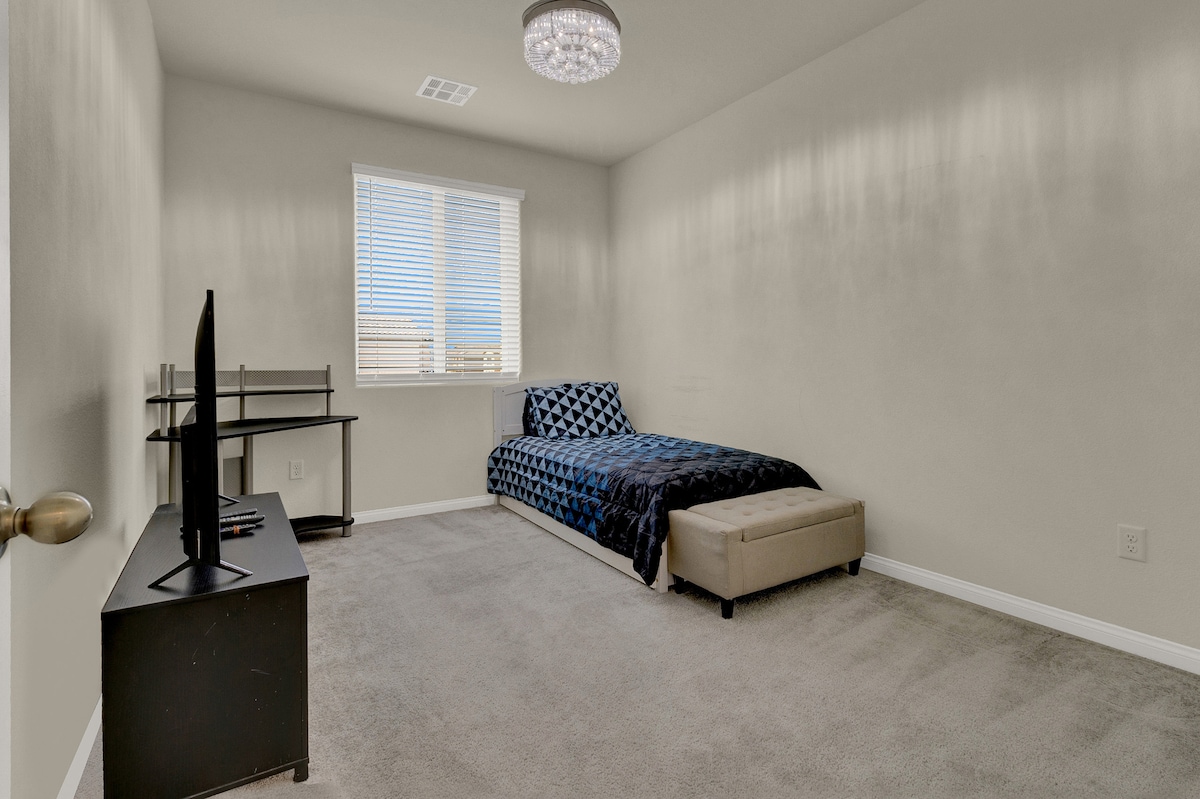 חדר שינה שלישי עם שתי (2) מיטות זוגיות