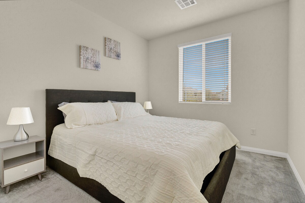 חדר שינה שני עם מיטת קווין סייז