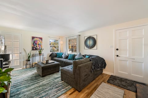 Top Airbnb: Hot Tub, Fenced Yard, BBQ Near Airport & Downtown in Glendale