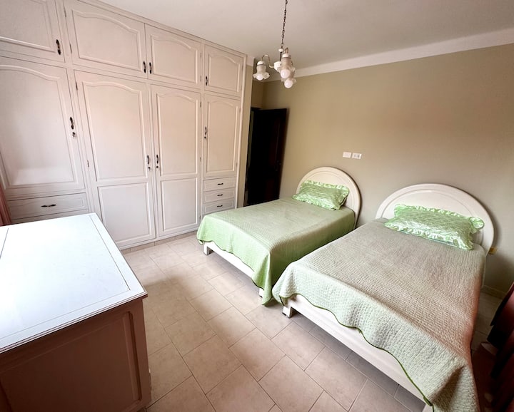 房间宽敞，配有两张床，每张半平方米。 窗户在前面和右侧，可欣赏城市景观 