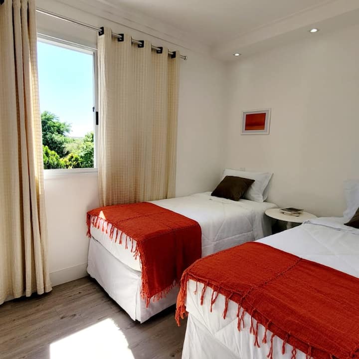 Dhoma është e pastër dhe ka një pamje shumë të bukur në çdo kohë, ditë e natë.