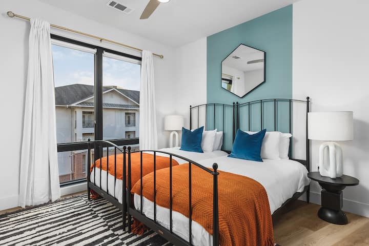 Dve jednolôžka, šatník a zatemňovacie rolety v spálni č.2