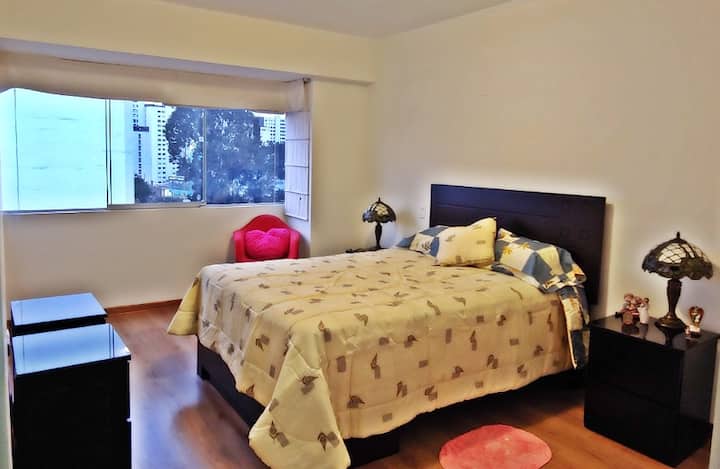 Chumba kikuu cha kulala, bafu kamili la kujitegemea