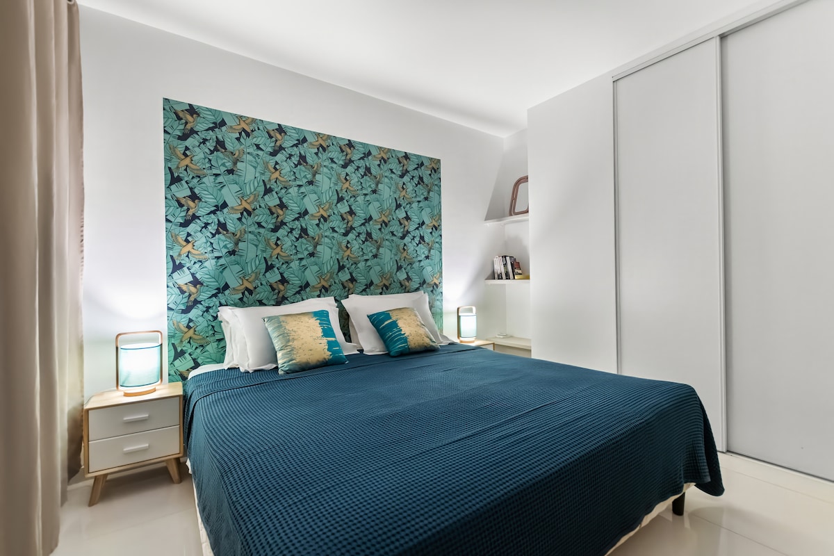 Chumba cha kulala kilicho na kabati kubwa la vitanda viwili
 