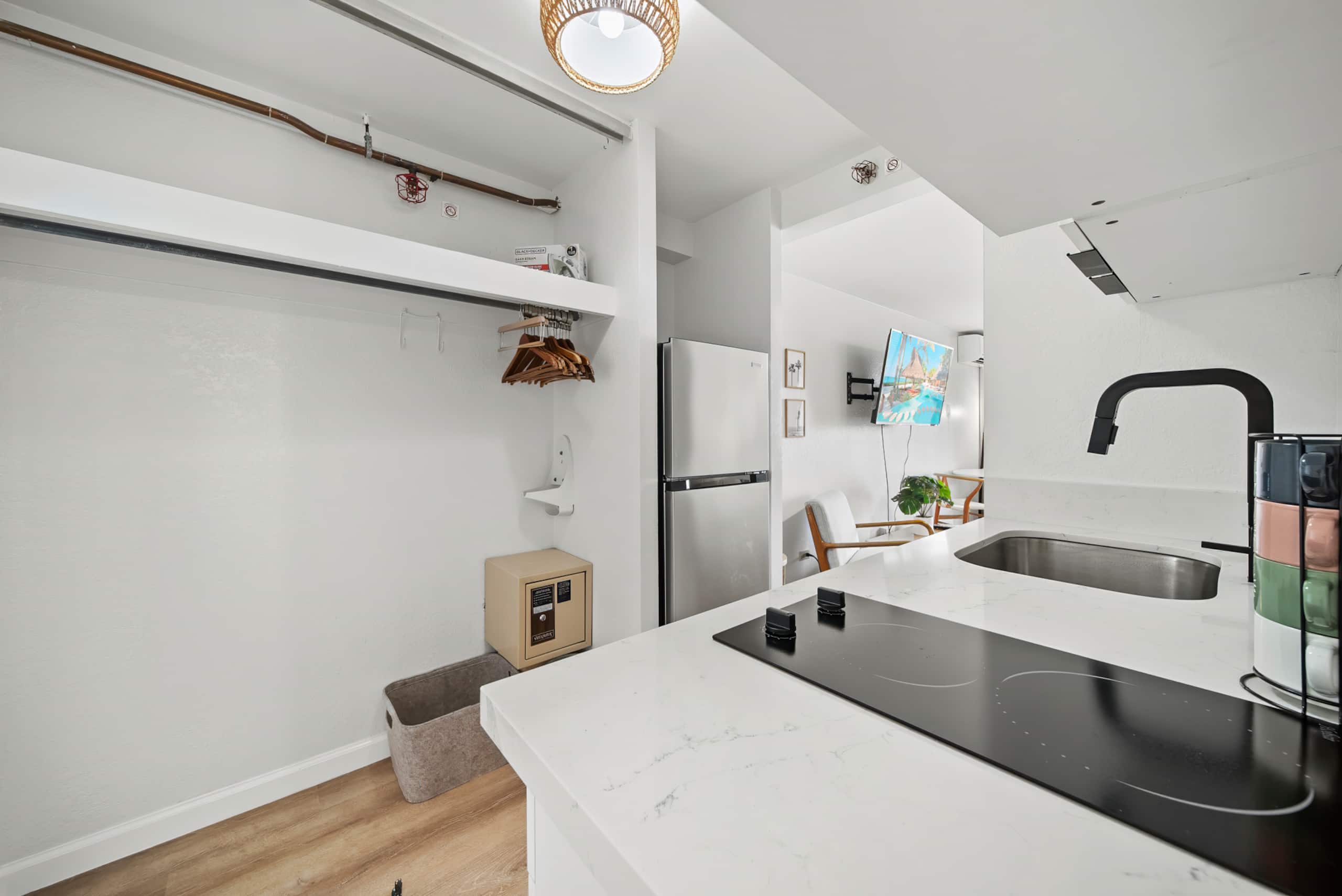 Nice Modern Studio w/nice view in Waikiki! - Image 3