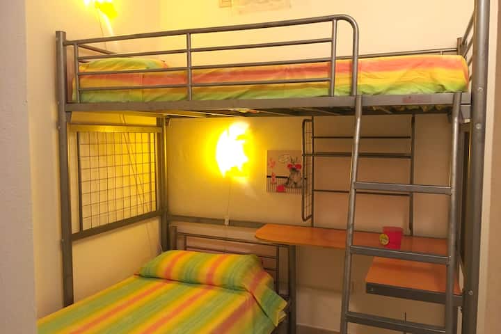 DORMITORIO DOBLE CON ARMARIO EN EL PASILLO