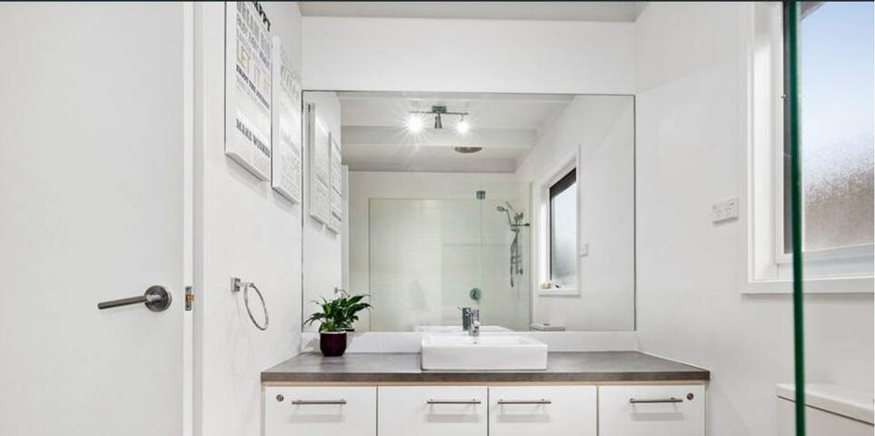 Rosebud Beach House | Walk to beach | Pet Friendly gallery image 5