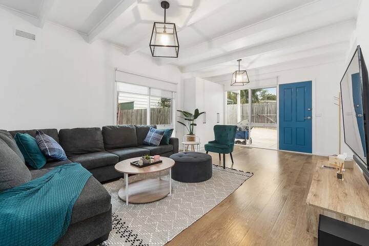 Rosebud Beach House | Walk to beach | Pet Friendly gallery image 2