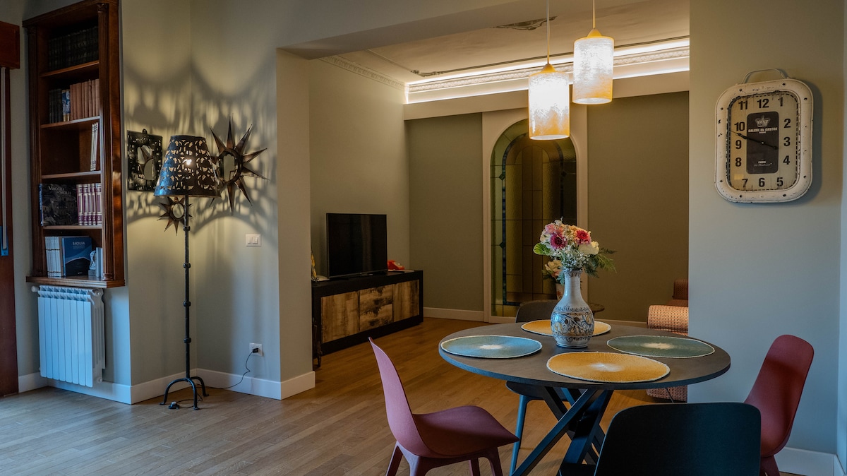 Beliebte Airbnb-Anzeige: The Poet's Houses - "The Clay Lamp" B in Messina