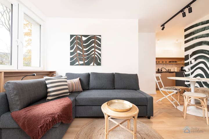 Prostrani dnevni boravak s kompletnom opremom. 