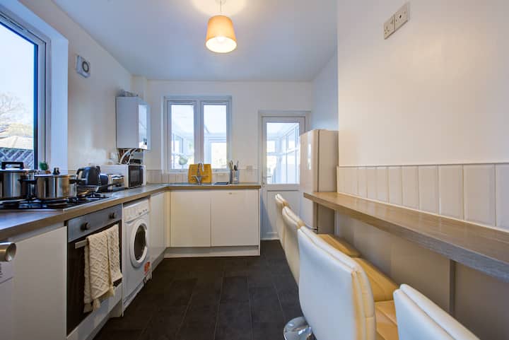 6 Bed 3 Bath Home With Parking - Essex