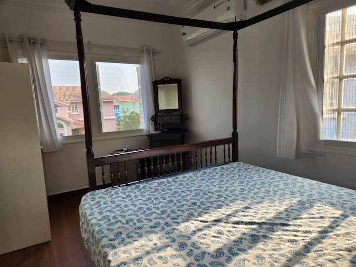 Krevat poster në dhomën e gjumit