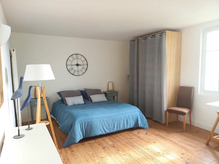 Საძინებელი 3: ზემოთ ორადგილიანი საძინებელი, საჭიროებისამებრ, ჩვილის საწოლით სავსე. სამხრეთისკენ მიმართული.