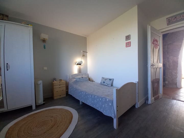 Საძინებელი 6: საბავშვო ოთახი ერთადგილიანი საწოლით.