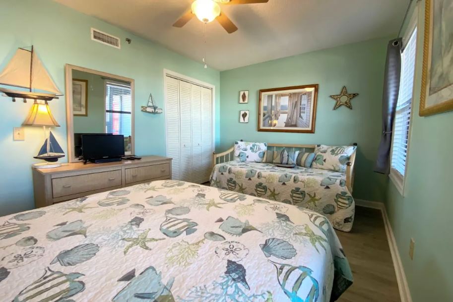 Спална соба 2.  1 брачен и двоен кревет со 2 двокреветни кревета.  19 инчен рамен екран со 4K Ruku стриминг.