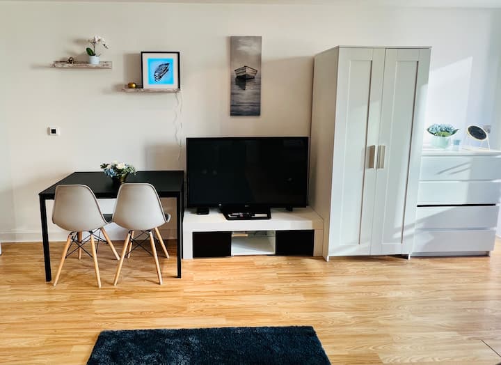 Modern Canary Studio- Wifi - London
