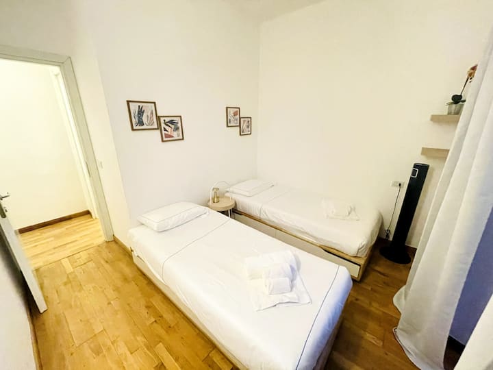 לגלות נוחות וקסם עכשווי בחדר השינה השני של דירת הווילה שלנו, ולהבטיח שהייה מענגת עם שירותים מודרניים לאורח.