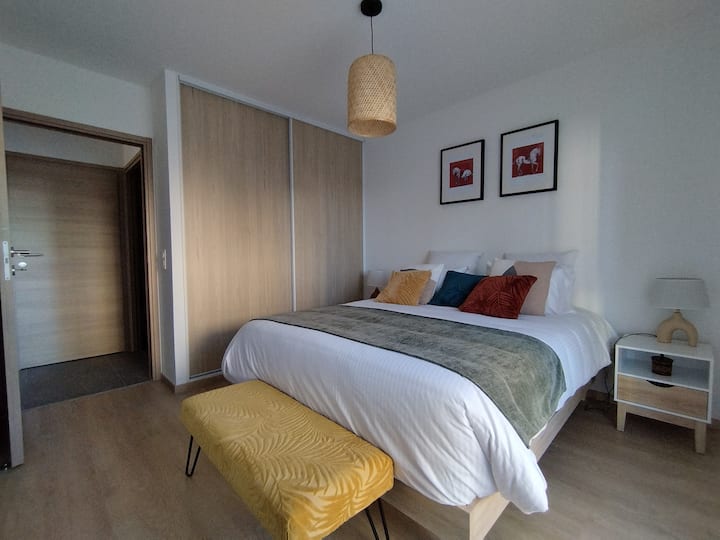 חדר הלבשה גדול עם מלתחה, ציוד לילדים (מיטת תינוק, כיסא אוכל לתינוק)