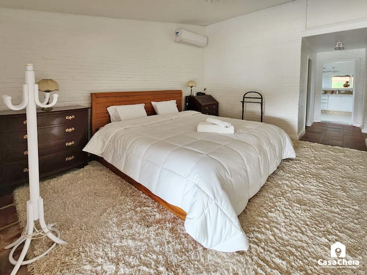 ダブルベッドとコモダを備えた広いお部屋